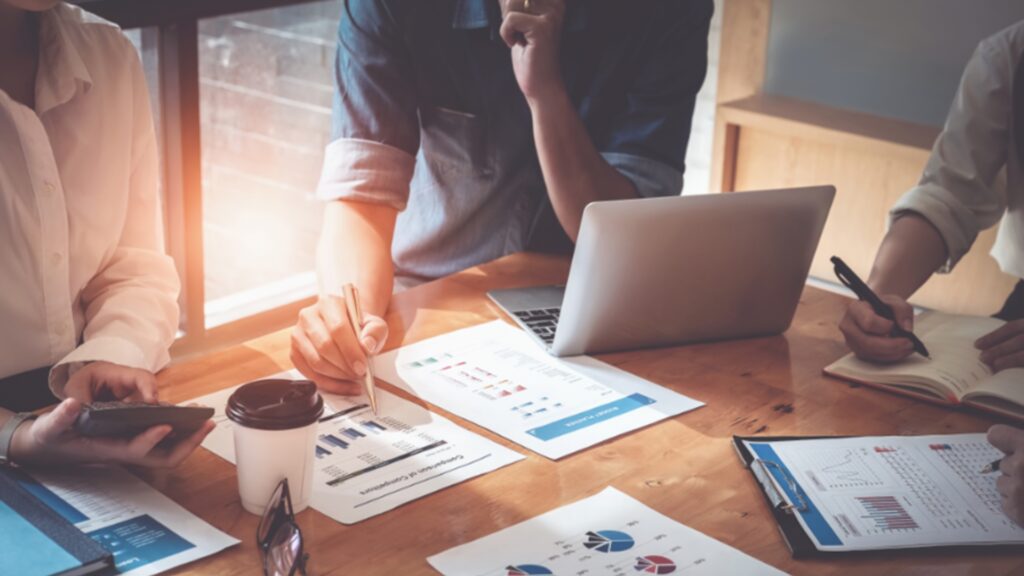 Navegando por el Laberinto: Pasos Cruciales para Seleccionar tu Plataforma CRM